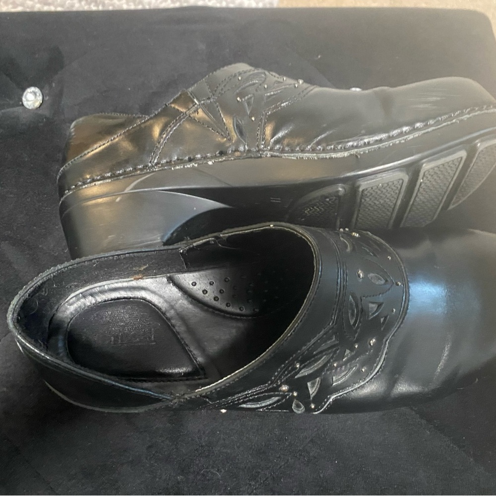 Dansko Leather Slip-On Clogs with Cutout Detailing Size 11 - Picture 3 of 6